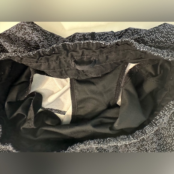 LULULEMON 12 Tracker Shorts in Sound Wave Polka Dot Pattern Black White Running - Picture 12 of 13